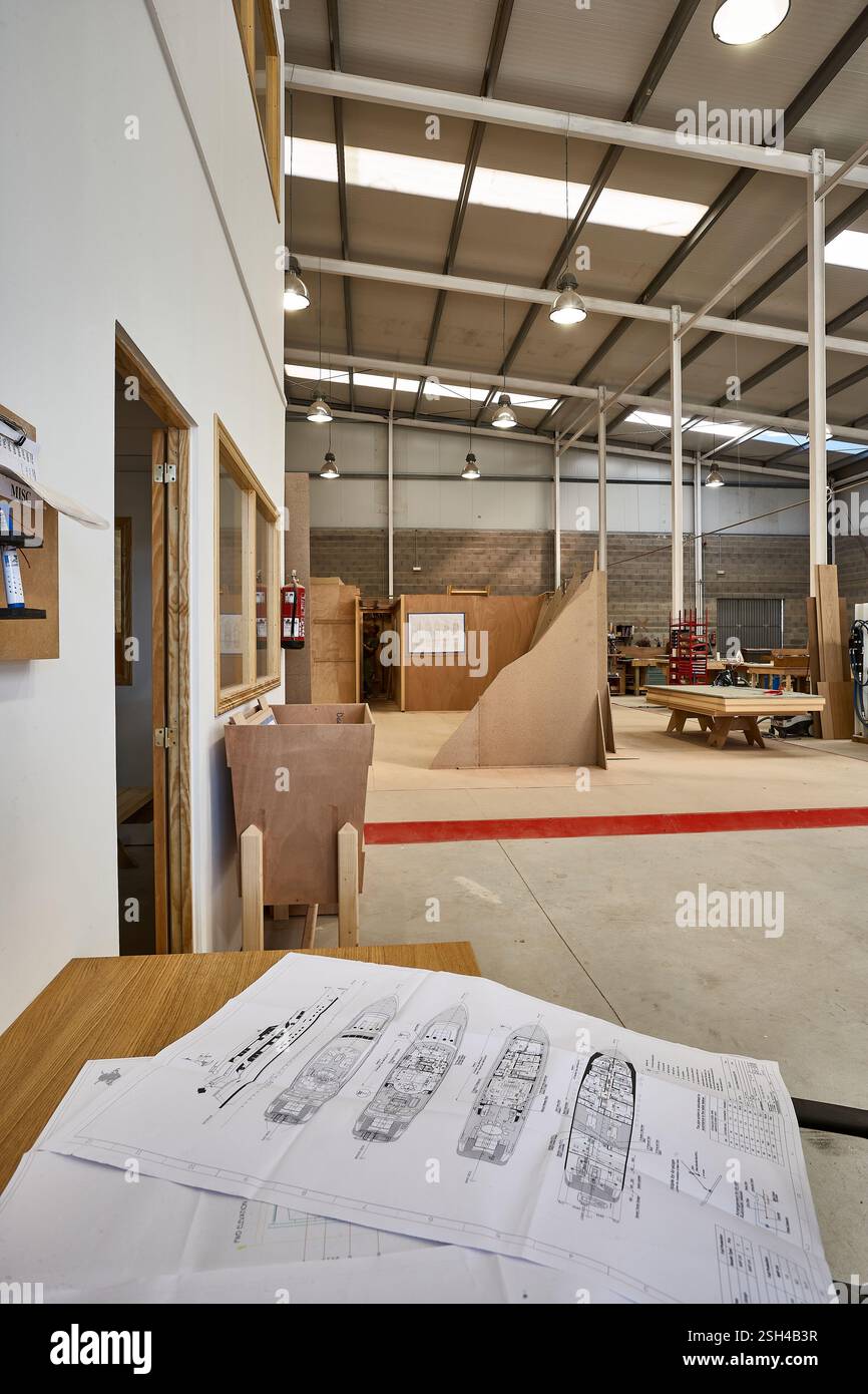 Breiter industrieller Werkstattinnenraum mit Innenraumplänen für Yachten und Schreinerei-Layout Stockfoto