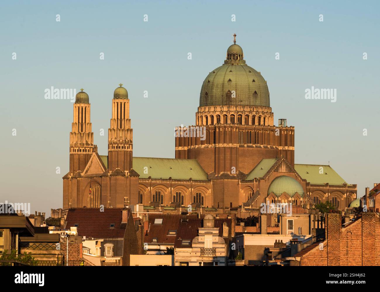 Jette, Brüssel Hauptstadt Belgien - 06 29 2020 Basilika des heiligen Herzens mit frühmorgendlichem Licht Stockfoto