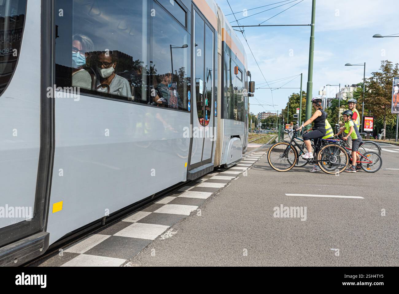 Straßenbahnfahrt am autofreien sonntag am Boulevard General de Jacques, Etterbeek, Region Brüssel-Hauptstadt, BelgienSEP 20, 2020 Stockfoto