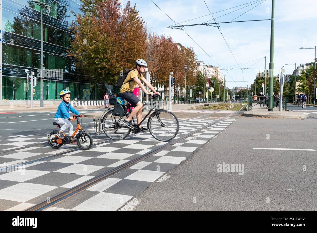 Leute, die das Fahrrad am autofreien sonntag am Boulevard General de Jacques, Etterbeek, Region Brüssel-Hauptstadt, Belgien fahren. SEPTEMBER 2020 Stockfoto