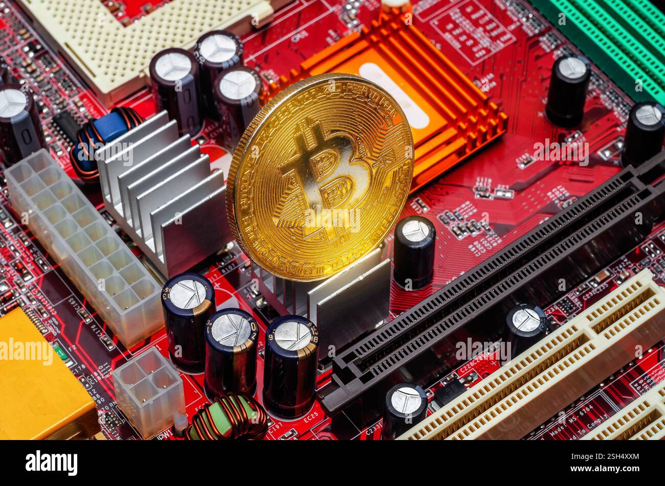 Goldener Bitcoin von oben auf der Computerplatine. Bitcoin Mining Farm für Kryptowährungen Mining. E-Geld Stockfoto