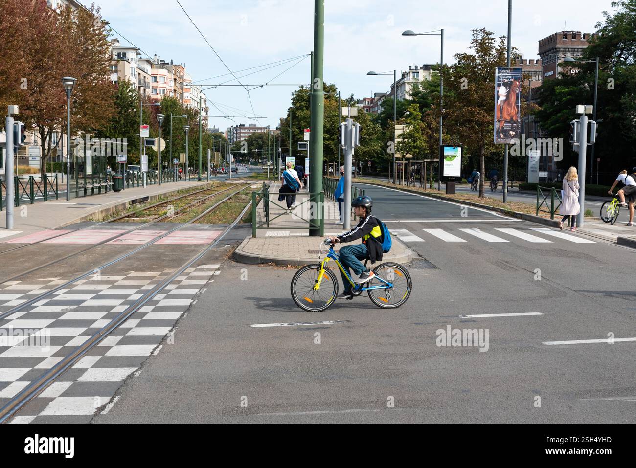 Leute, die das Fahrrad am autofreien sonntag am Boulevard General de Jacques, Etterbeek, Region Brüssel-Hauptstadt, Belgien fahren. SEPTEMBER 2020 Stockfoto