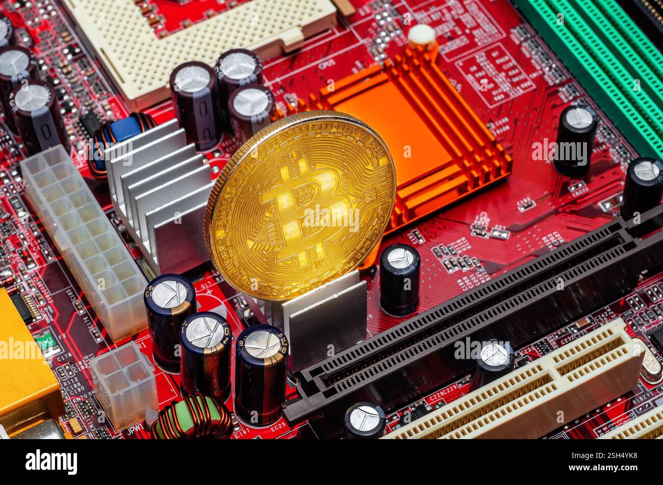 Bitcoin Mining Farm für Kryptowährungen Mining. Das Konzept des elektronischen Geldes. Goldener Bitcoin auf Computerplatine Stockfoto
