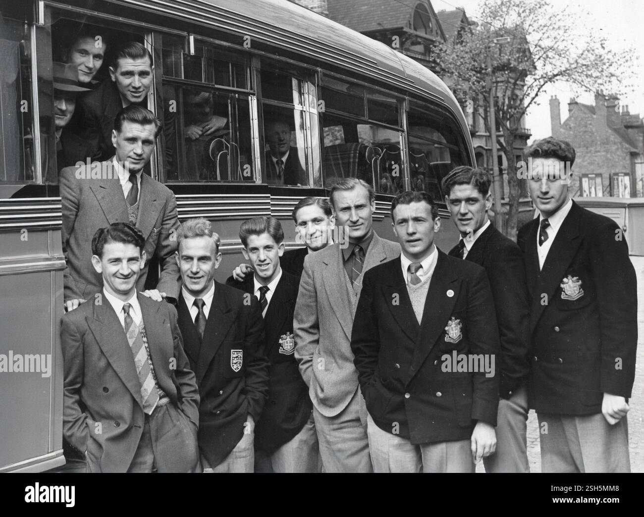 Wölfe, die 1952 nach Holland reisen, LtoR Roy Pritchard, Billy Wright, Peter Broadbent, Chatham, Bert Williams, Smith, Kelly und Roy Swinburn. Stehen in der Tür (oben), Bill Shorthouse und Jimmy Mullen Stockfoto