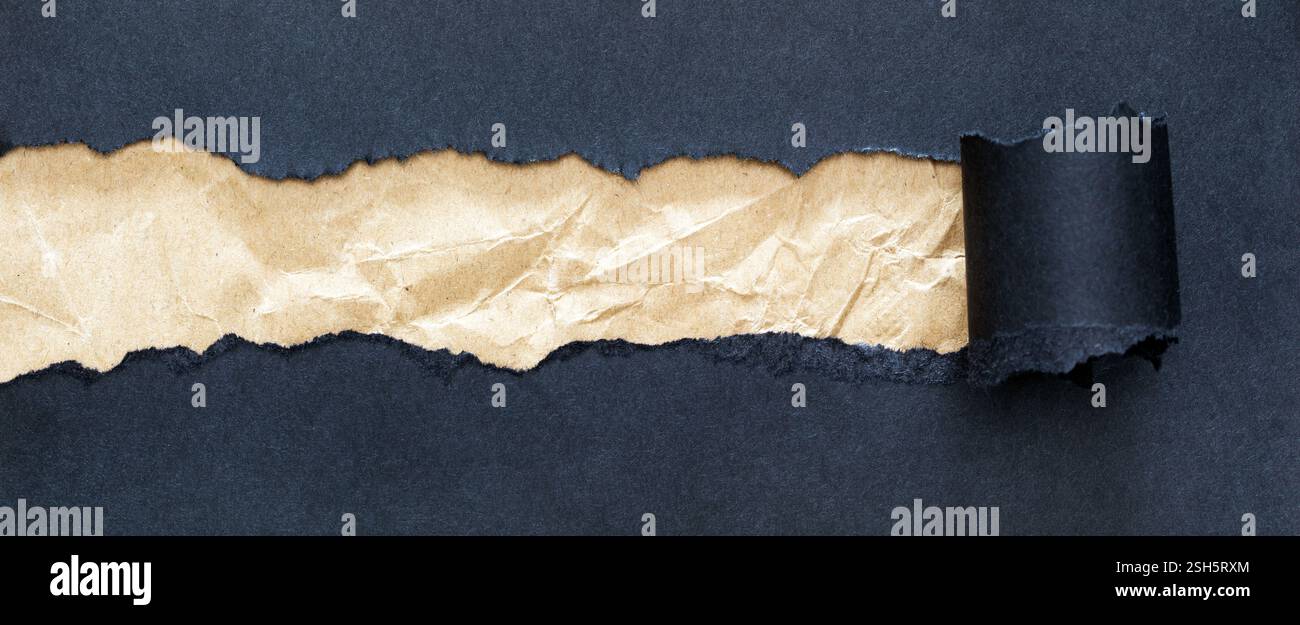Zerknitterter brauner Papierstreifen unter schwarzem Papier mit gewellten Kanten, die einen Kontrast zum Text schaffen. Stockfoto