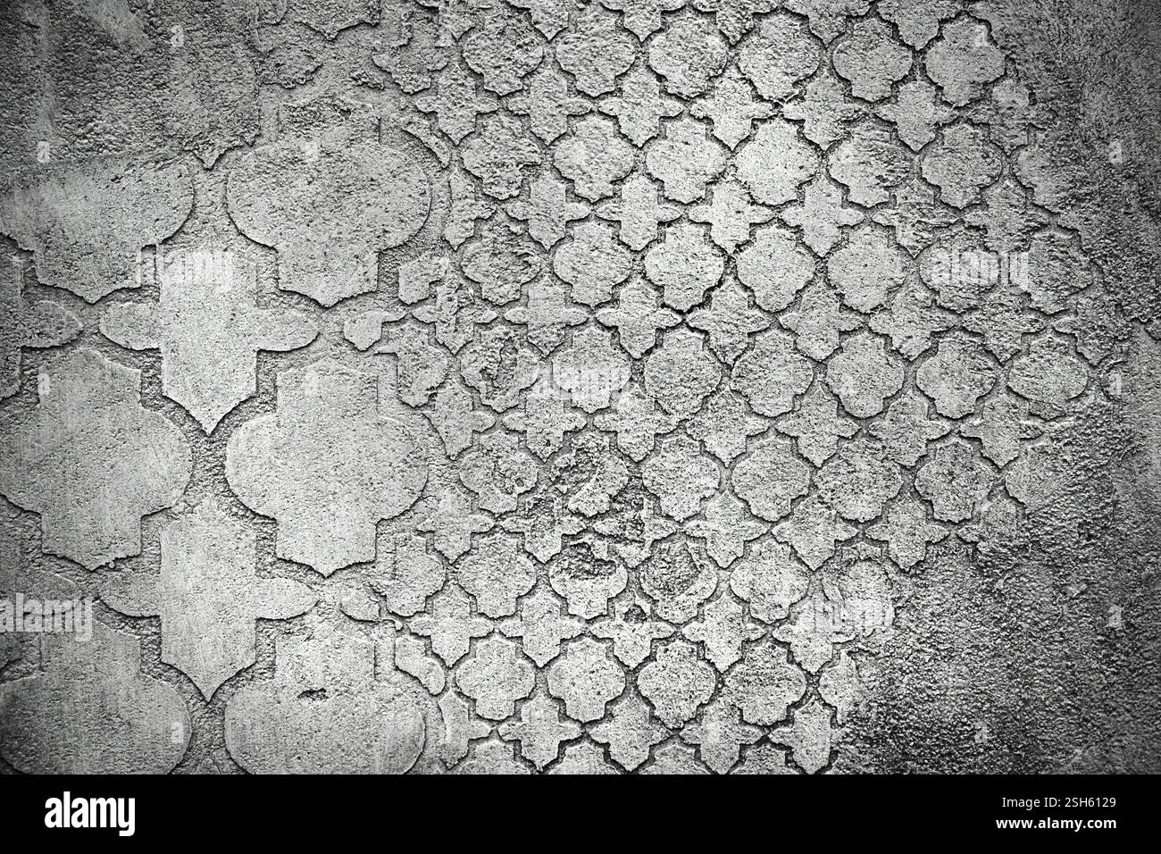 Betonzementwand mit dekorativem Technikmuster als abstrakter Hintergrund und Textur Stockfoto