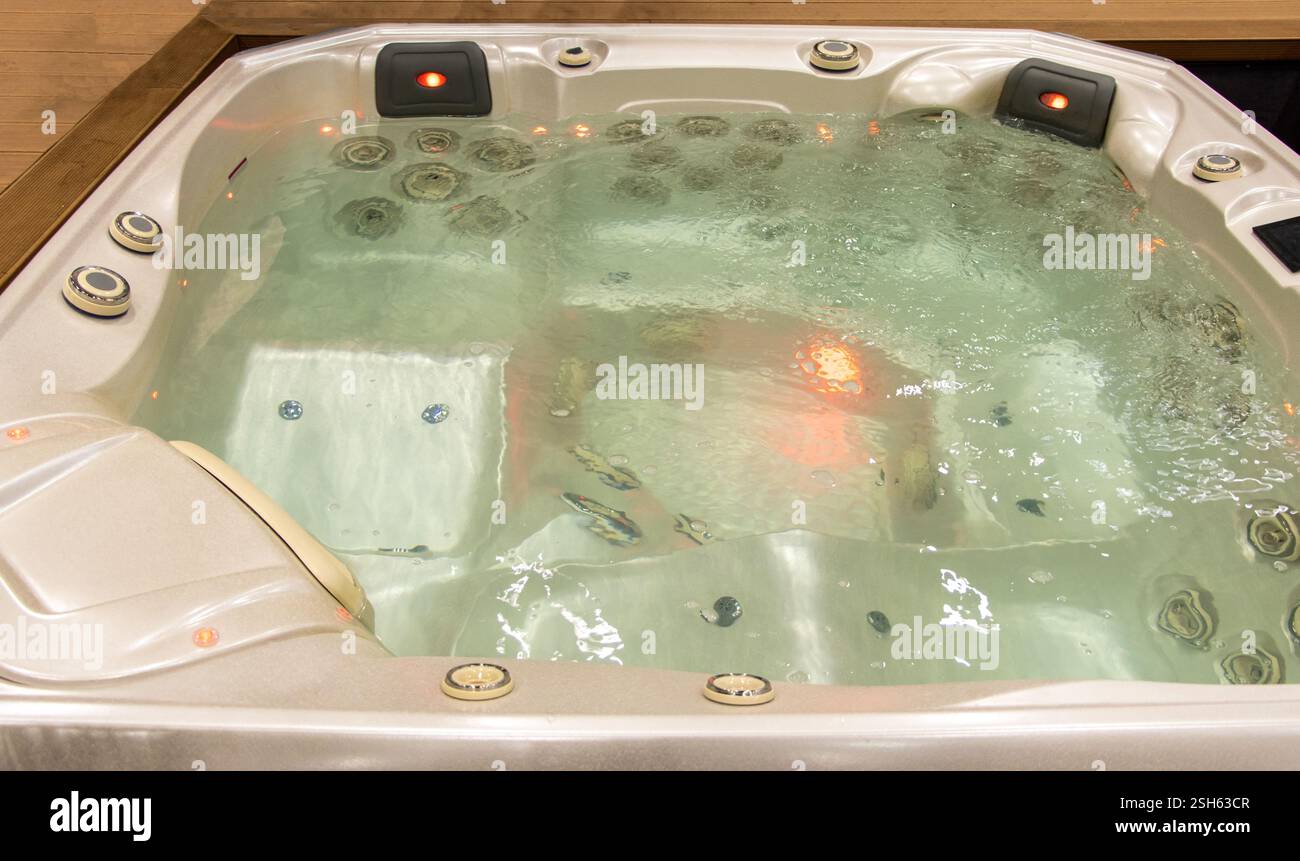 Jacuzzi mit Licht und elektrischer Wassermassage. Keine Personen Stockfoto