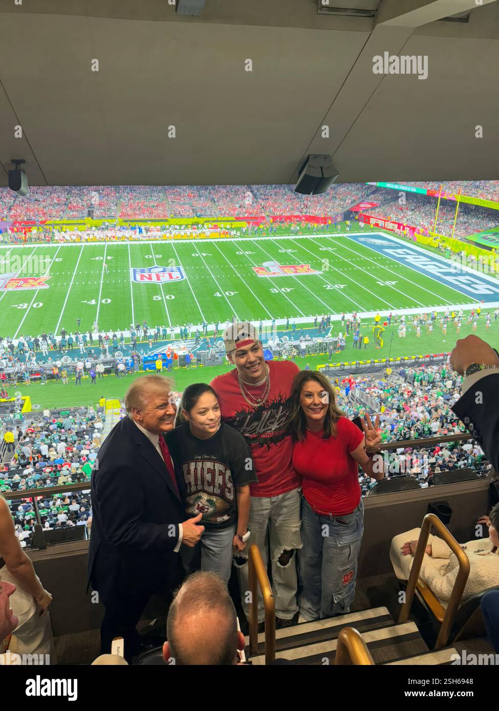 US-Präsident Donald Trump posierte für Selfies mit der Familie Patrick Mahomes während des Super Bowl am 9. Februar 2025 in New Orleans, Louisiana. Stockfoto