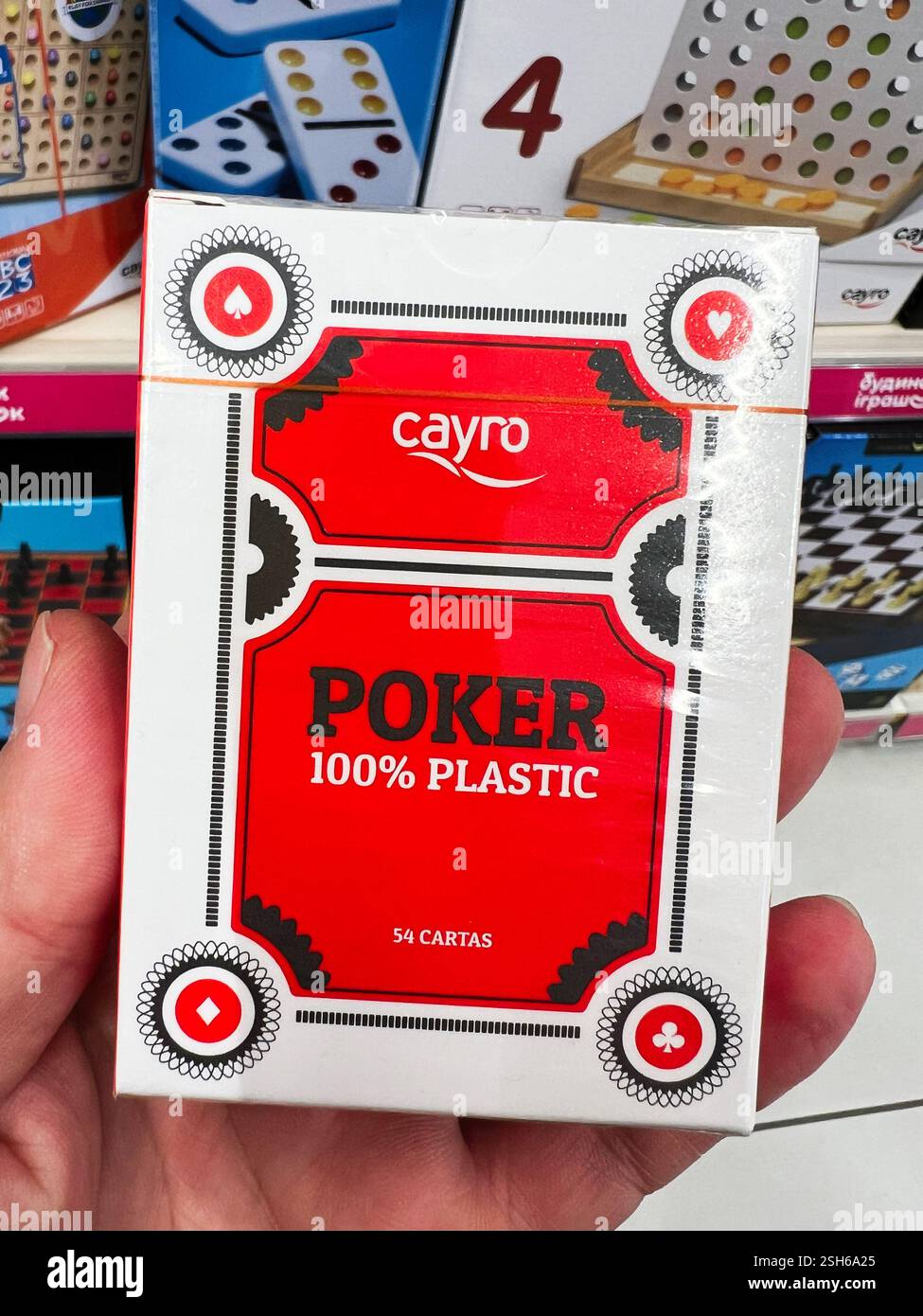 Kiew, Ukraine - 9. Februar 2025: Ein rot-weißes Poker-Plastikspielkartendeck in der Hand gehalten, das Verpackungsdesign zeigt. Stockfoto