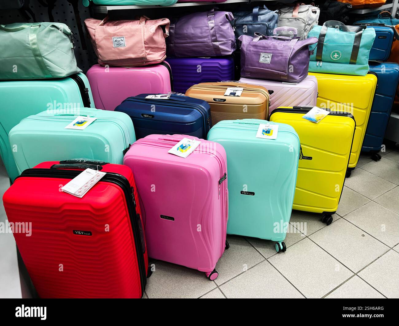 Kiew, Ukraine - 09. Februar 2025: Mehrfarbige Koffer und Reisetaschen werden gemeinsam in einem Einzelhandelsgeschäft präsentiert Stockfoto