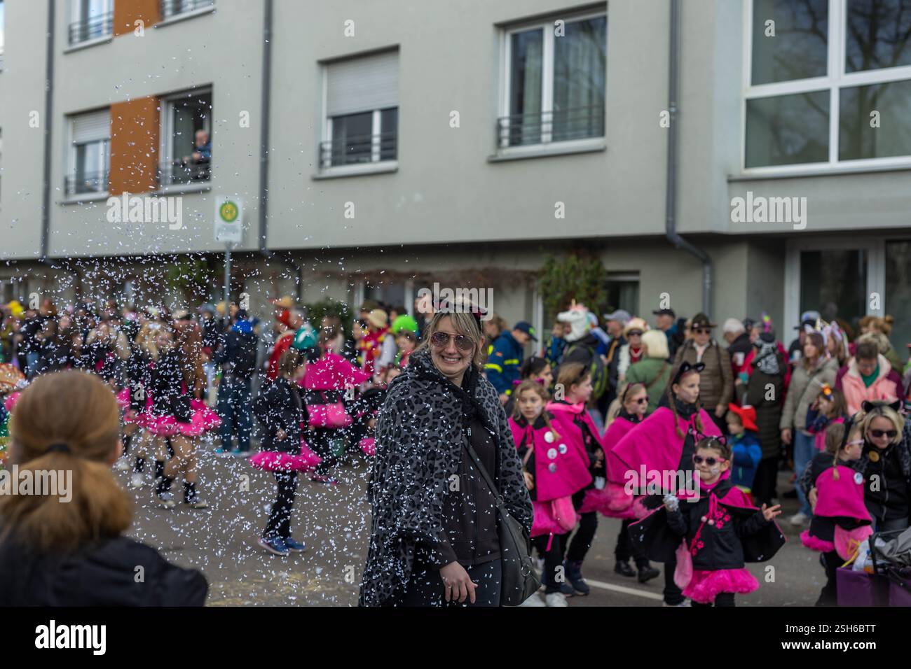 Schwabisch Gmund, DEUTSCHLAND-13. FEBRUAR 2024. Karnevalsparade, Leute in Kostümen gehen die Straße entlang. Hochwertige Fotos Stockfoto