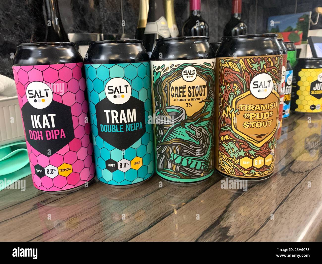 Salt Beer Loom Jute Loom Pale IPA Nectaron Vermont Drip Beer Session IPA UK - Smartphone-aufgenommenes Stockfoto