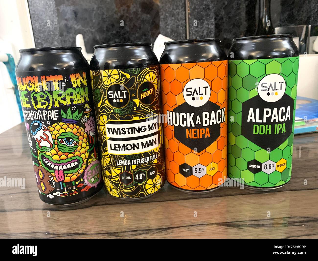Salt Beer Loom Jute Loom Pale IPA Nectaron Vermont Drip Beer Session IPA UK - Smartphone-aufgenommenes Stockfoto