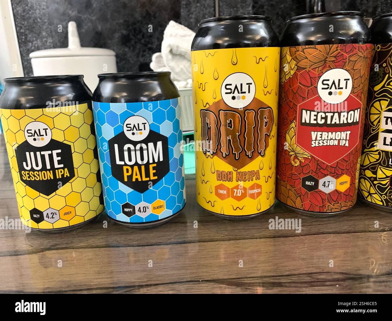 Salt Beer Loom Jute Loom Pale IPA Nectaron Vermont Drip Beer Session IPA UK - Smartphone-aufgenommenes Stockfoto