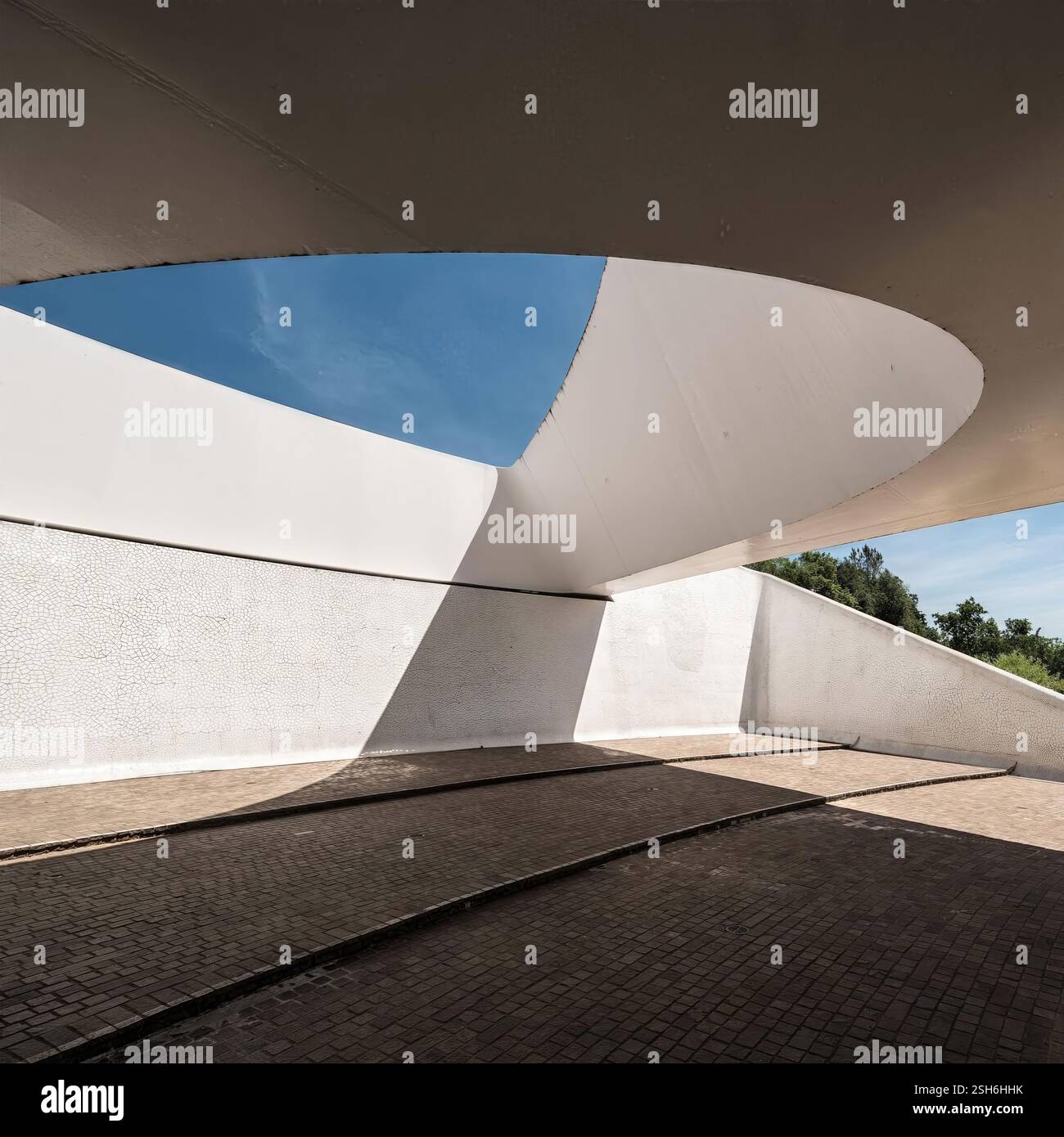 Abstrakte Ansicht unter der Brücke: Abstrakte und minimalistische Ansicht unter der Sonnenbrücke, die mit Schatten und architektonischen Formen spielt. Stockfoto Abstrakte Ansicht unter der Brücke: Abstrakte und minimalistische Ansicht unter der Sonnenbrücke, die mit Schatten und architektonischen Formen spielt. Stockfoto