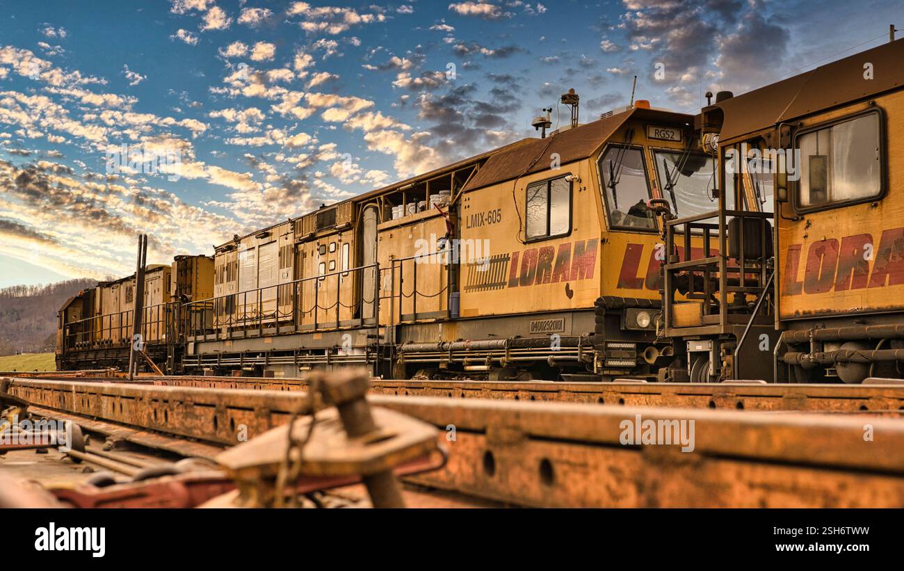 Ein Loram Maintenance-Eisenbahnzug, ein Eisenbahnwartungszug wie das Reinigen von Schotter auf dem Gleisbett. USA 2025 Stockfoto