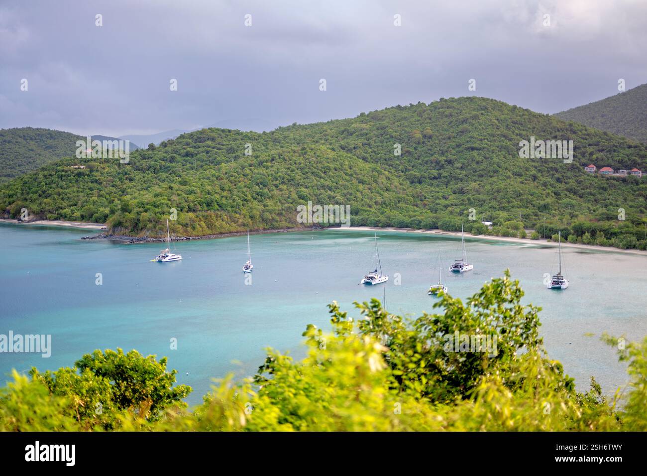 ST JOHN, USVI – ein erhöhter Blick fängt Maho Bay und Francis Bay an der North Shore von St John ein. Beide Buchten liegen im Virgin Islands National Park, einem geschützten Gebiet, das für seine unberührten weißen Sandstrände und das türkisfarbene Wasser bekannt ist. Die geschützten Buchten sind beliebte Ziele zum Schwimmen und Schnorcheln. Stockfoto