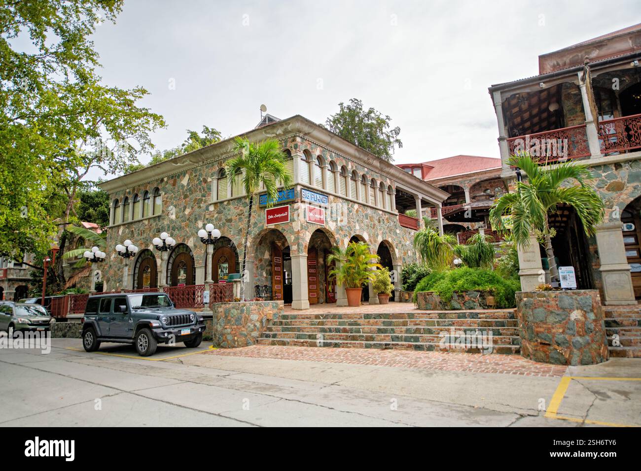 ST JOHN, US Virgin Islands – Mongoose Junction, der führende Einkaufskomplex von Cruz Bay, bietet einheimische Steinarchitektur und tropische Landschaftsgestaltung. Das mehrstöckige Einzelhandelszentrum beherbergt lokale Boutiquen, Kunstgalerien und Restaurants. Das Design des Komplexes umfasst traditionelle karibische Bautechniken mit modernen Annehmlichkeiten. Stockfoto