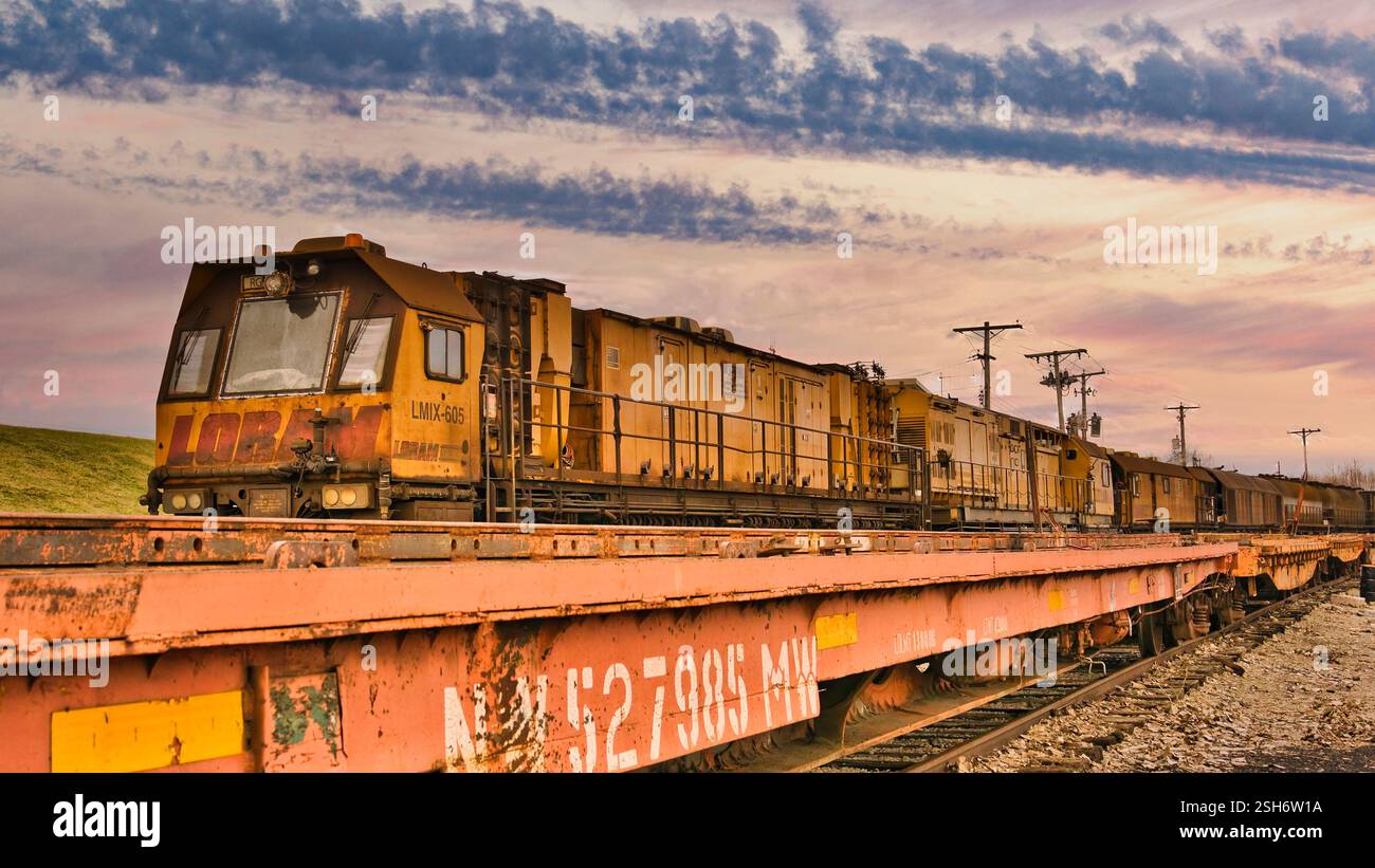 Ein Loram Maintenance-Eisenbahnzug, ein Eisenbahnwartungszug wie das Reinigen von Schotter auf dem Gleisbett. USA 2025 Stockfoto