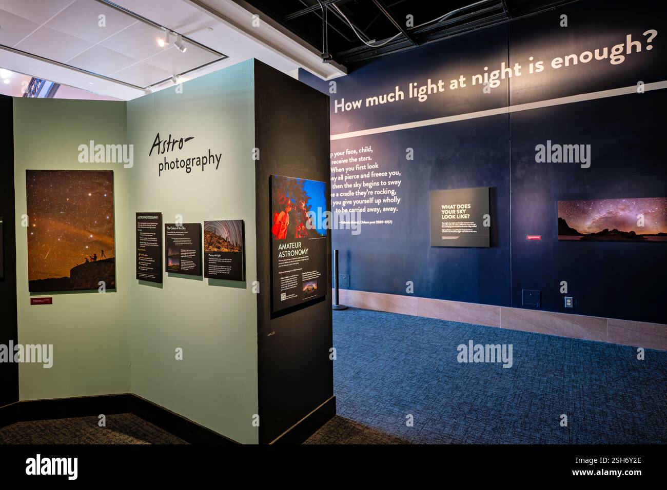 Smithsonian Natural History Museum in Washington DC | WASHINGTON — Eine „Astrofotografie“-Ausstellung mit Sternenbahnen und Milchstraßen-Bildern bildet den Mittelpunkt einer Galerie innerhalb der Ausstellung „Lights Out: Recovering Our Night Sky“ im Smithsonian’s National Museum of Natural History in Washington, D.C. Der Bereich beleuchtet Amateurastronomie und Bürgerwissenschaftsprogramme, die verfolgen, wie Lichtverschmutzung die sichtbaren Nachthimmel weltweit beeinflusst. Die Ausstellung nimmt Galerieräume im Beaux-Arts-Gebäude des Museums auf dem National Mall ein, das 1911 fertiggestellt wurde. Stockfoto