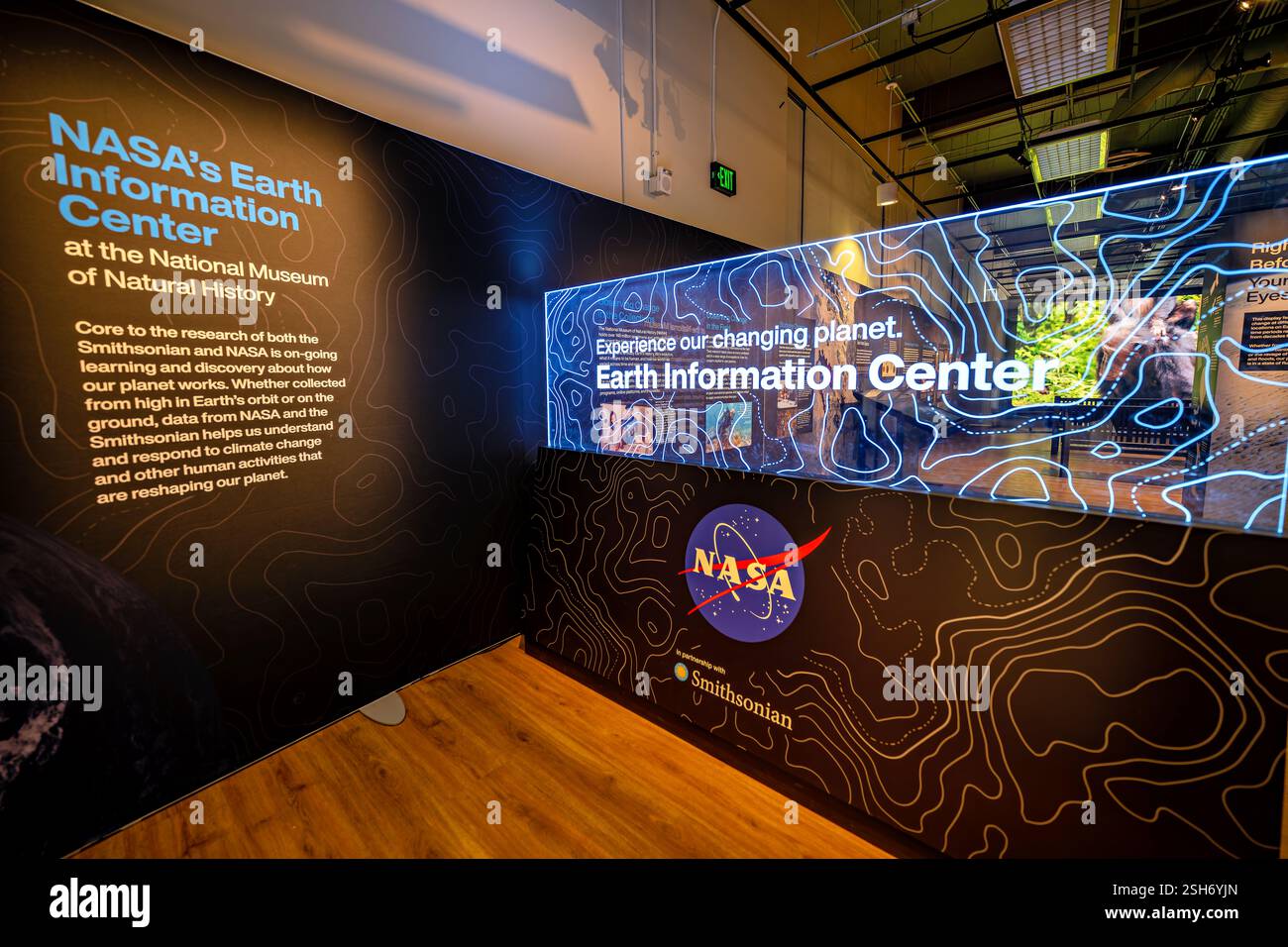 WASHINGTON DC – das Earth Information Center der NASA im National Museum of Natural History des Smithsonian zeigt Erdbeobachtungsdaten und Klimaforschung. Die Ausstellung zeigt interaktive Displays, hochauflösende Datenvisualisierungen und die Hyperwall der NASA, die Satellitenbeobachtungen zeigt. Diese Zusammenarbeit zwischen der NASA und dem Smithsonian zeigt, wie Wissenschaftler die sich verändernden Systeme der Erde überwachen und verstehen. Stockfoto