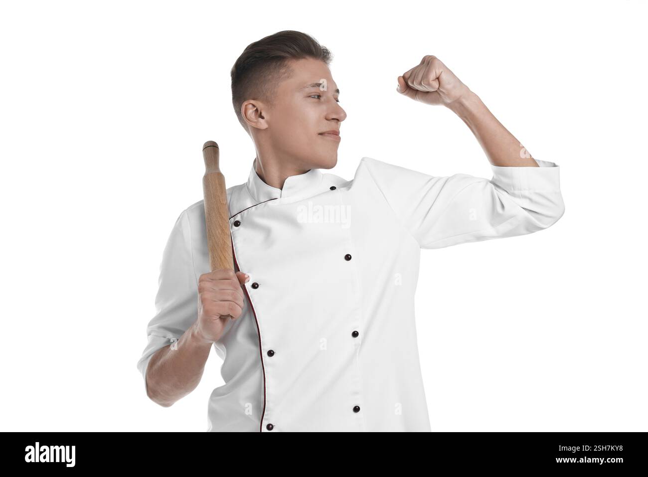 Professioneller Koch mit rollendem Stift, der Stärke auf weißem Hintergrund zeigt Stockfoto