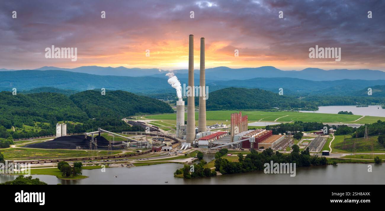Wärmekraftwerk zur Verbrennung fossiler Kohlekraftstoffe zur Erzeugung elektrischer Energie. Kraftwerk Kingston in Roane County, Tennessee Stockfoto