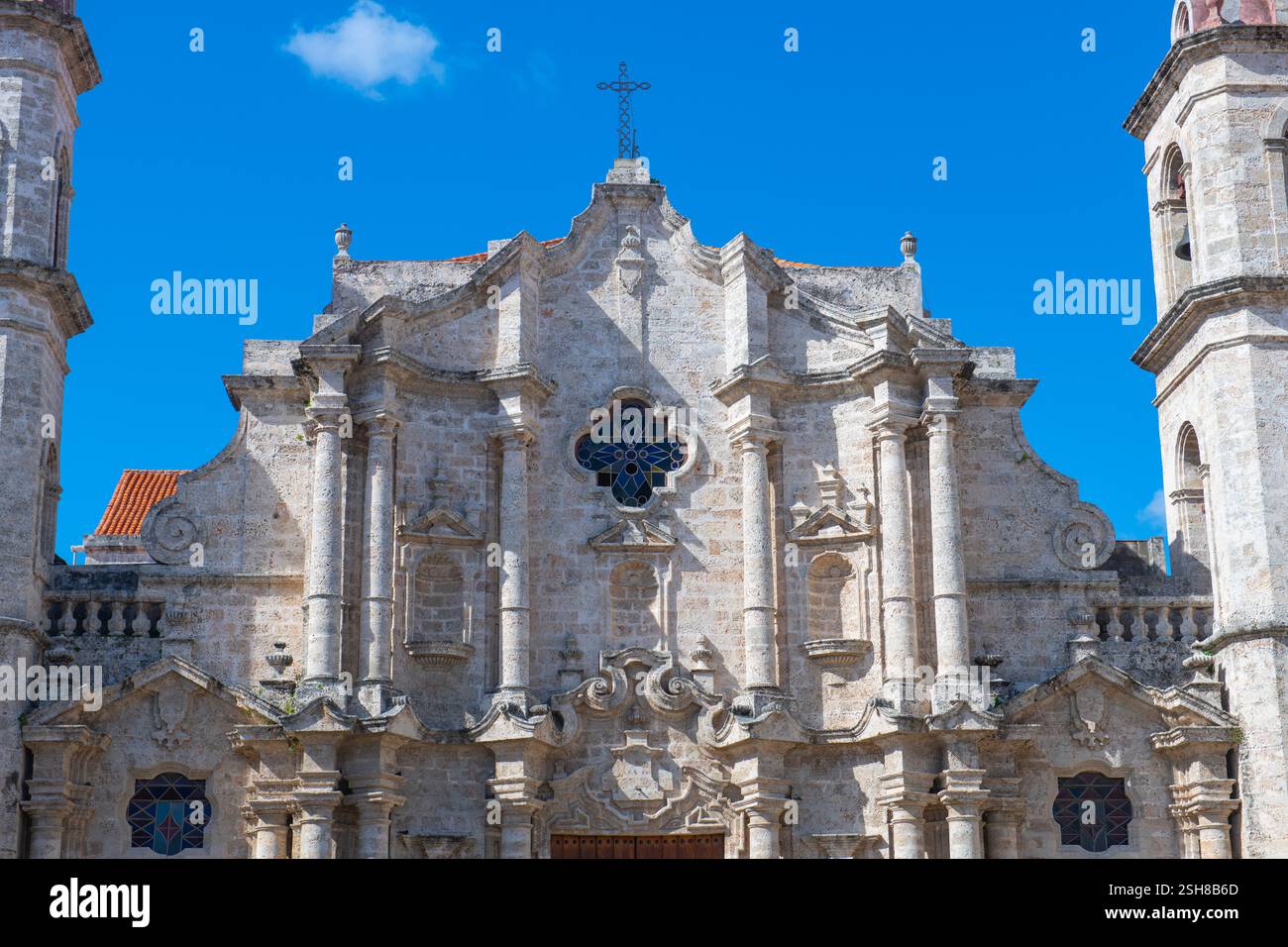 Die Kathedrale von Havanna (Catedral de San Cristobal) befindet sich auf der Plaza de la Catedral in der Calle Empedrado in Old Havana (La Habana Vieja), Kuba. Das Alte Havanna Stockfoto