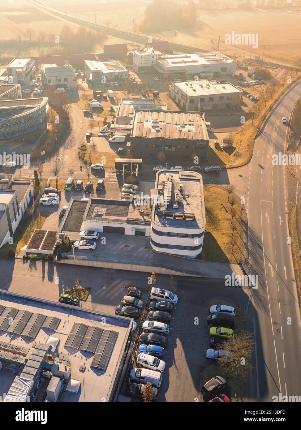 Luftaufnahme eines Industriegebiets bei sonnigem Wetter mit geparkten Autos und verschiedenen Gebäuden, Güeltstein, Herrenberg, Deutschland, Europa Stockfoto