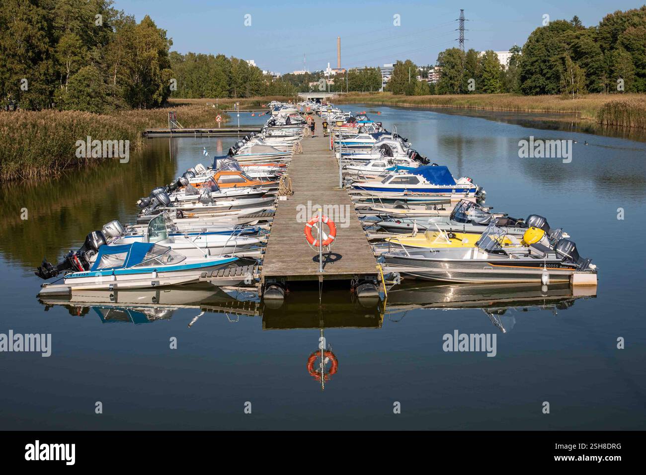 Ramsaynrannan venestama kleine Bootsanlegestelle im Stadtteil Munkkiniemi in Helsinki, Finnland Stockfoto
