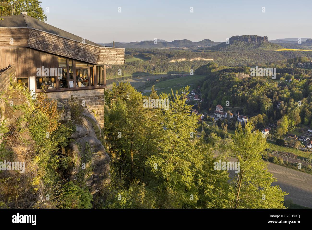 Blick von der Bastei vorbei am Panoramarestaurant ins Elbtal nach Rathen und zur Elbe, im Hintergrund der Lilienstein Tafelberg Lohme Stockfoto
