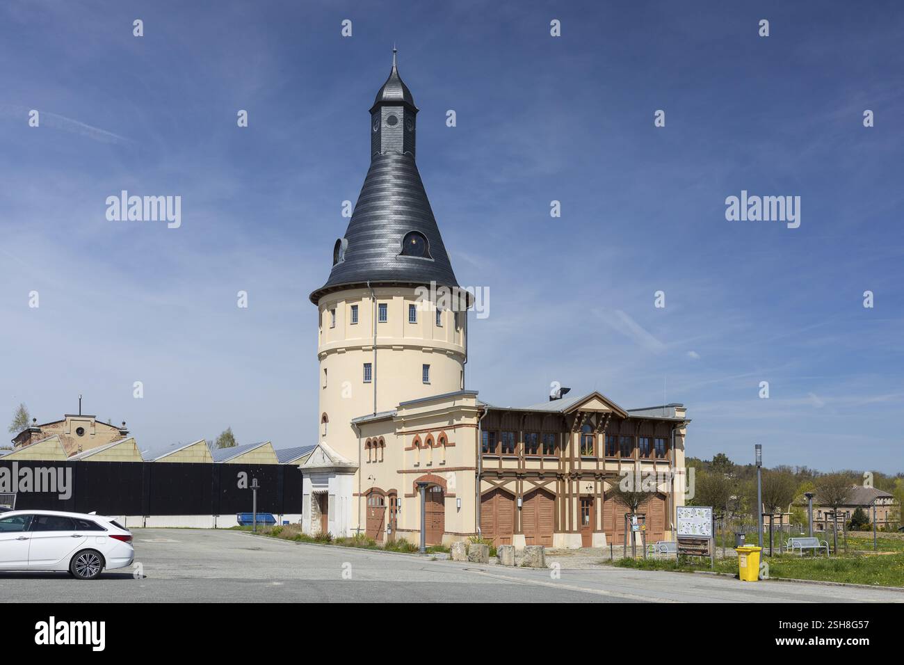 Feuerwache und Wasserturm der C.G. Hoffmann Farb- und Weberei, ehemals Lautex, heute Kultur- und Bildungszentrum Neugersdor Stockfoto
