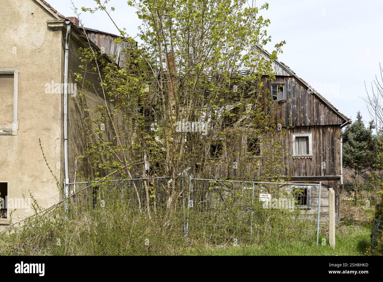 Verfall eines alten Fachwerkhauses in Seifhennersdorf, Zittauer Gebirge, Sachsen, Deutschland, Europa Stockfoto