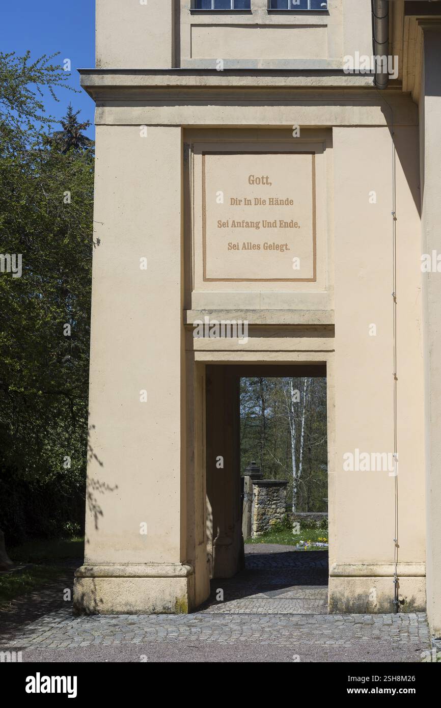Vers Gott, in deine Hände sei der Anfang und das Ende, alles auf dem Kirchturm über dem Eingang zur Dorfkirche von Limbach platziert Stockfoto