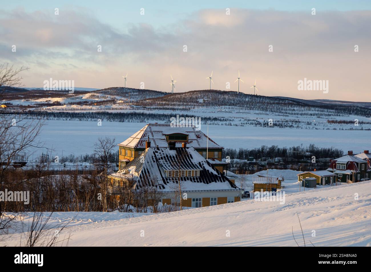 Blick auf die neue Wohngegend von Luossavaara mit niedriger stehender Sonne. Fotografiert Am 15. Januar 2025. Stockfoto