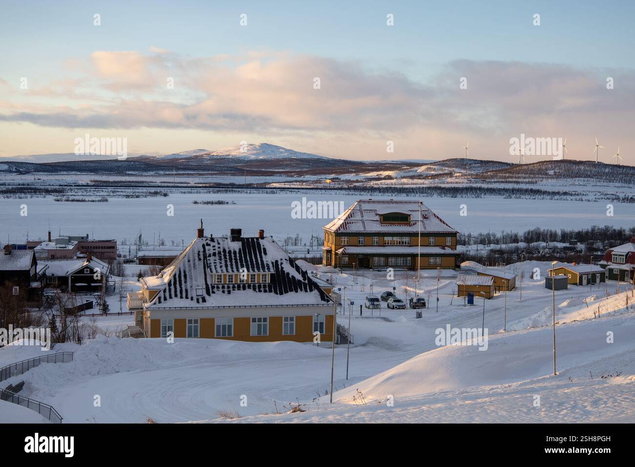 Blick auf die neue Wohngegend von Luossavaara mit niedriger stehender Sonne. Fotografiert Am 15. Januar 2025. Stockfoto
