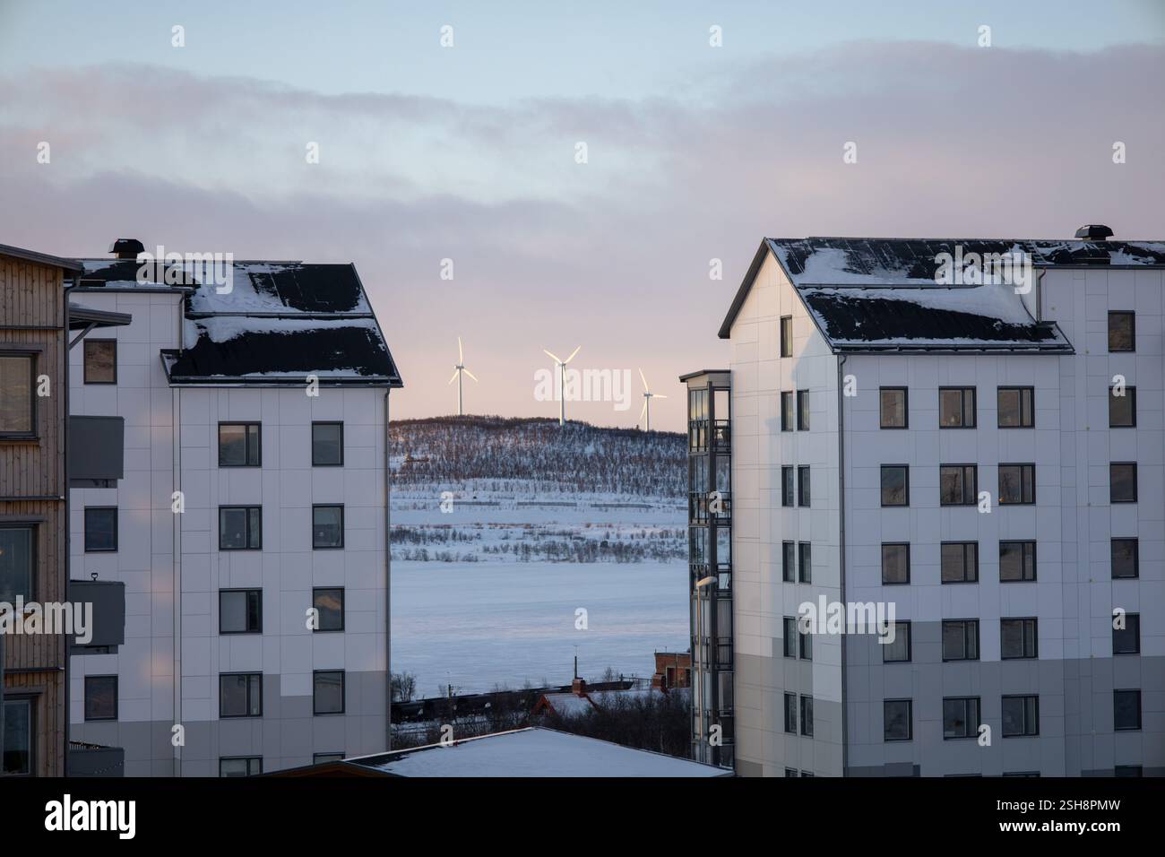 Blick auf die neue Wohngegend von Luossavaara mit niedriger stehender Sonne. Fotografiert Am 15. Januar 2025. Stockfoto