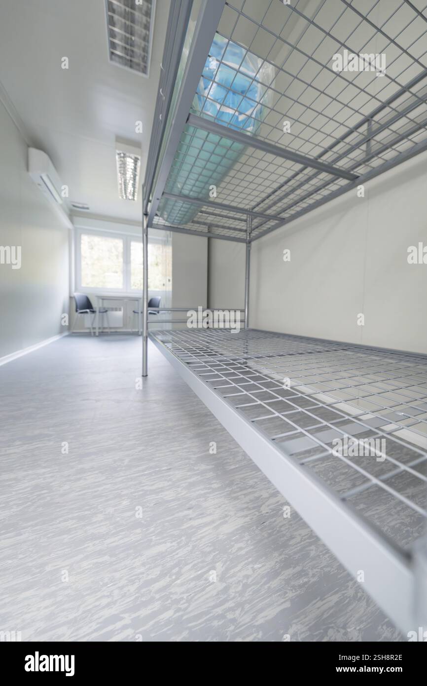 Minimalistisches Schlafzimmer mit Metallic-Etagenbett und hellem Design, Flüchtlingsunterkunft Beermiss, Calmbach, Schwarzwald, Deutschland, Europa Stockfoto
