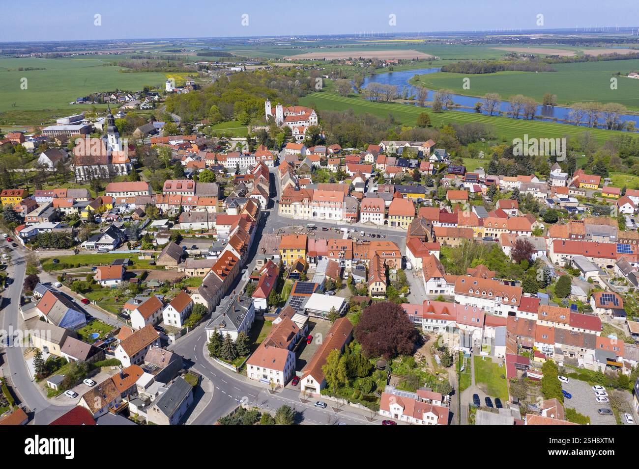 Luftaufnahme der Stadt mit Stadtkirche, Schloss, Rathaus und Elbe, Strehla, Sachsen, Deutschland, Europa Stockfoto