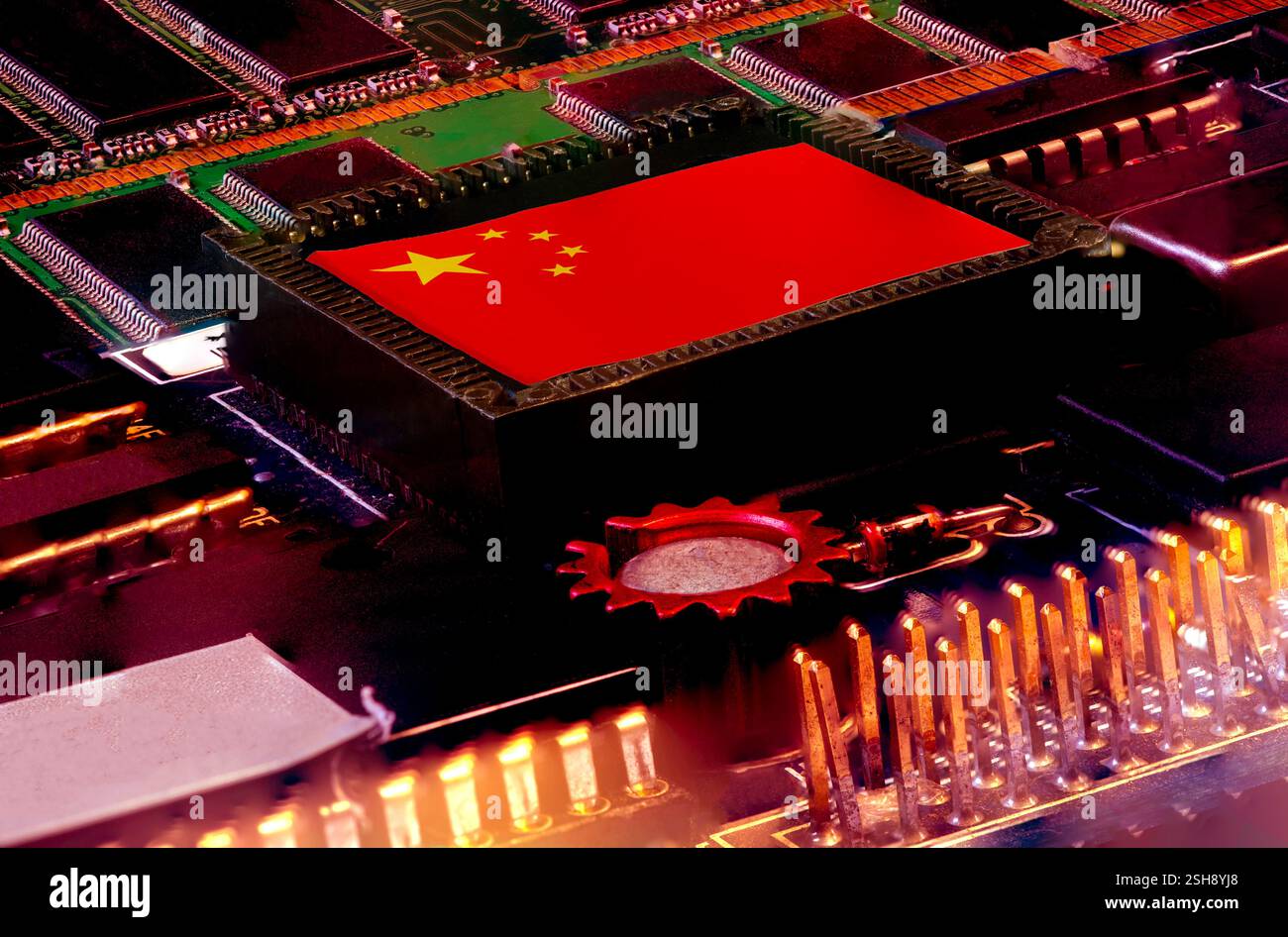 China-Flagge auf einem Verarbeiter. Konzept für den Kampf um die globale Produktion von Mikrochips zwischen China, Taiwan, Korea und den USA. Web-Banner für Bilder. 20 Stockfoto