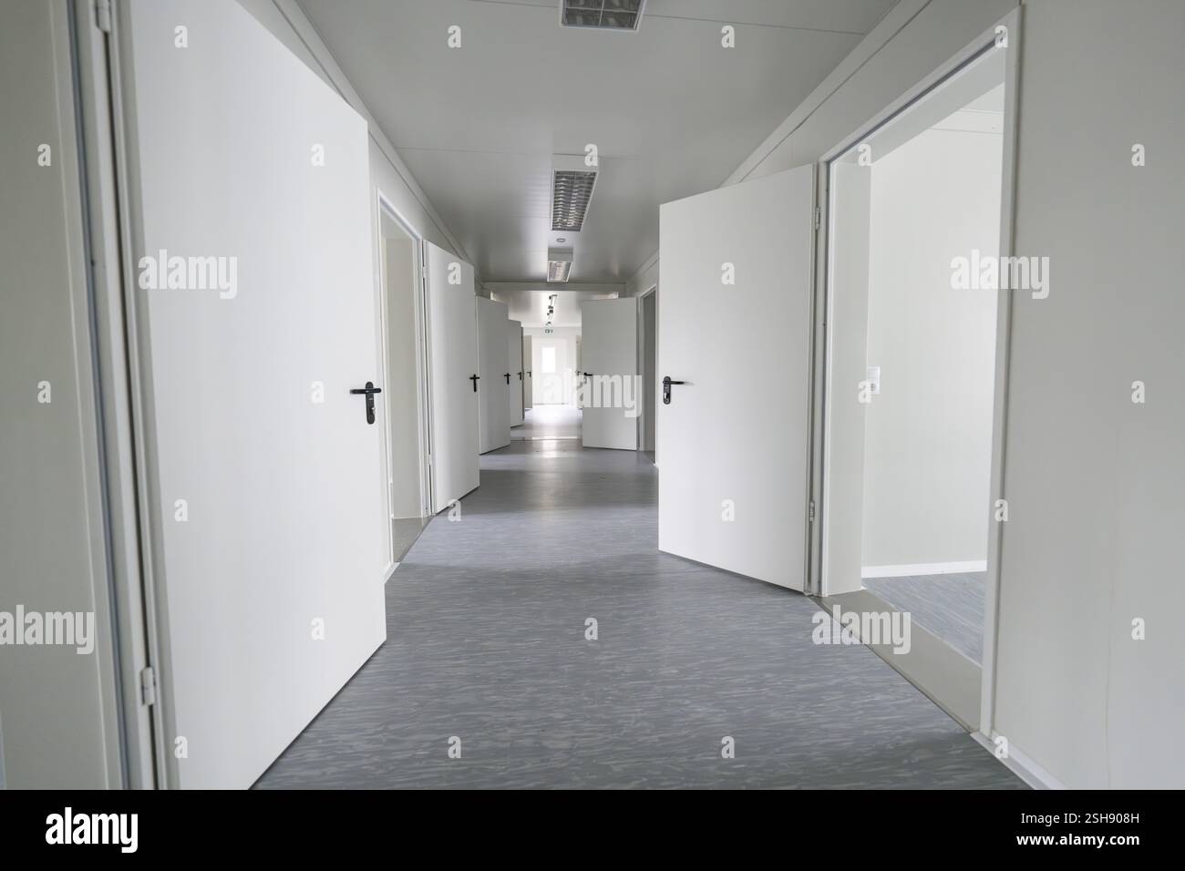 Moderner, minimalistischer Flur mit offenen weißen Türen, Beermiss Flüchtlingsunterkunft, Calmbach, Schwarzwald, Deutschland, Europa Stockfoto