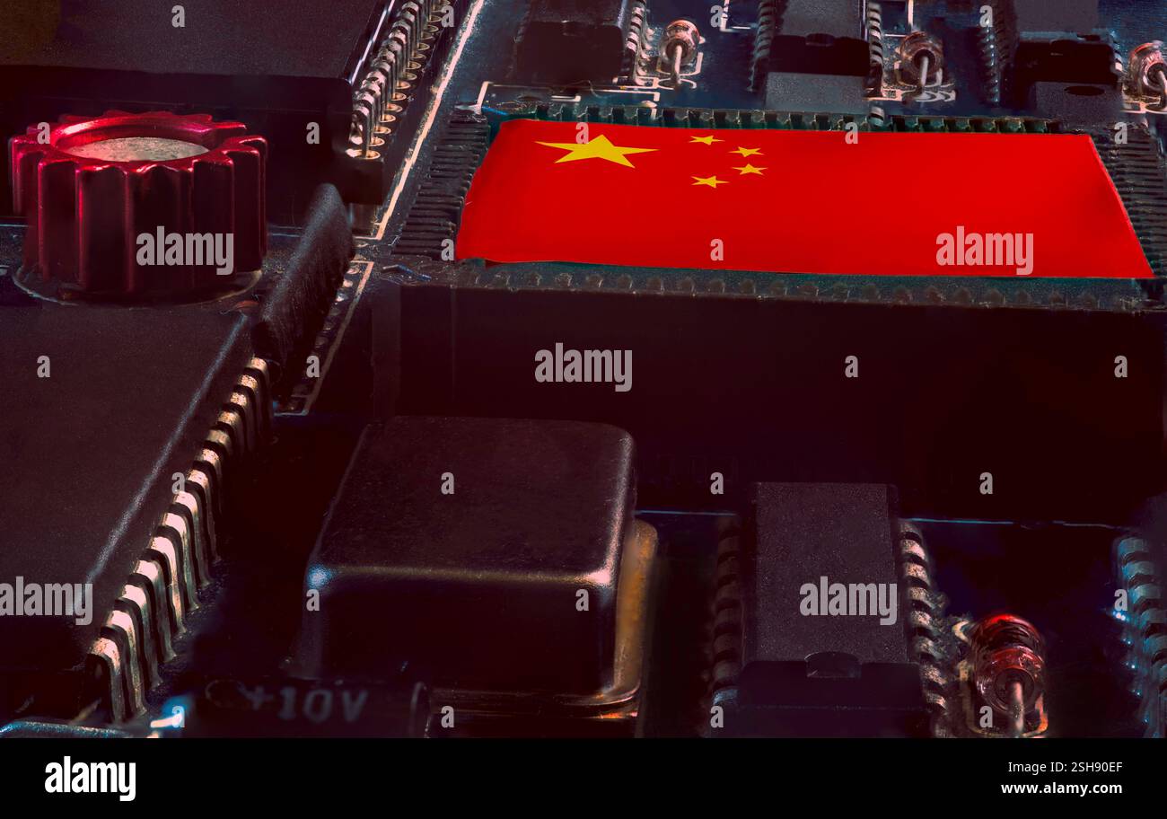 China-Flagge auf einem Verarbeiter. Konzept für den Kampf um die globale Produktion von Mikrochips zwischen China, Taiwan, Korea und den USA. Web-Banner für Bilder. Stockfoto