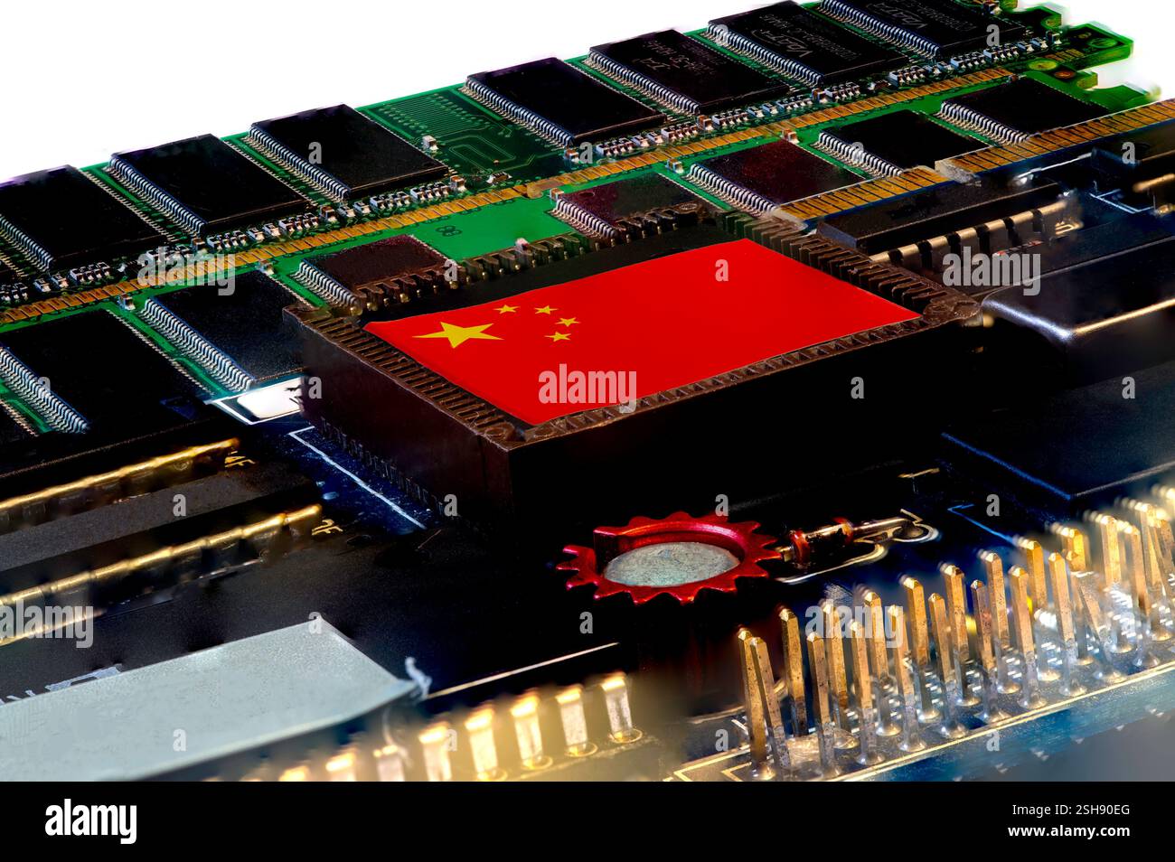 China-Flagge auf einem Verarbeiter. Konzept für den Kampf um die globale Produktion von Mikrochips zwischen China, Taiwan, Korea und den USA. Web-Banner für Bilder. Stockfoto