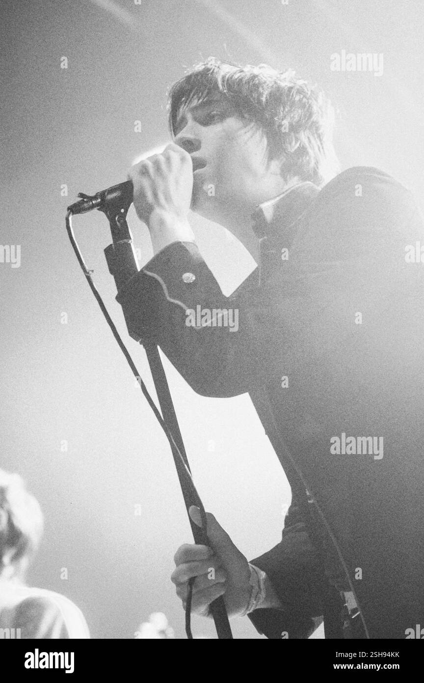 THE STROKES, ROOM ON FIRE TOUR, 2003: Julian Casablancas from THE STROKES live auf der Room on Fire Tour in der Cardiff International Arena, 3. Dezember 2003. Foto: ROB WATKINS Stockfoto