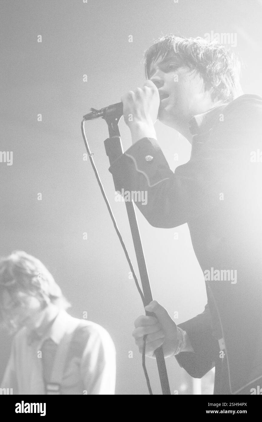 THE STROKES, ROOM ON FIRE TOUR, 2003: Julian Casablancas from THE STROKES live auf der Room on Fire Tour in der Cardiff International Arena, 3. Dezember 2003. Foto: ROB WATKINS Stockfoto