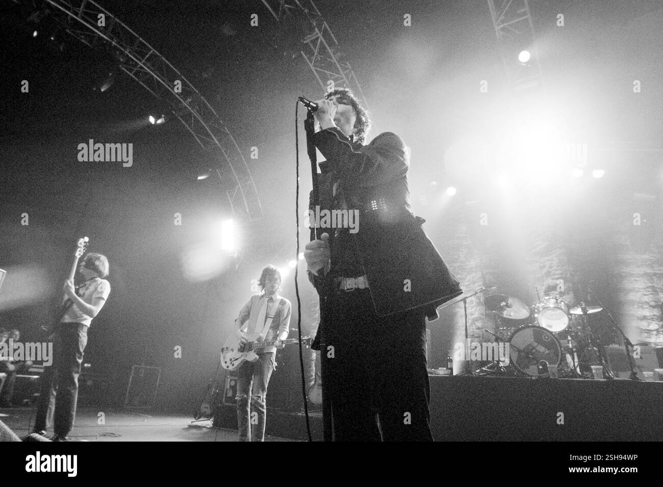 THE STROKES, ROOM ON FIRE TOUR, 2003: Julian Casablancas und der Rest der Band von THE STROKES spielen live auf der Room on Fire Tour in der Cardiff International Arena, 3. Dezember 2003. Foto: ROB WATKINS Stockfoto