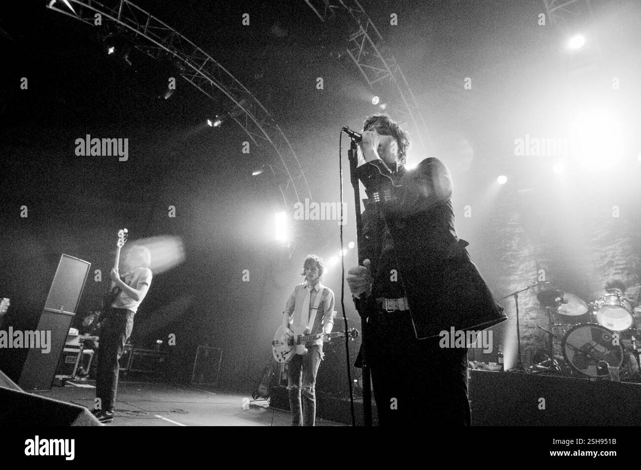 THE STROKES, ROOM ON FIRE TOUR, 2003: Julian Casablancas und der Rest der Band von THE STROKES spielen live auf der Room on Fire Tour in der Cardiff International Arena, 3. Dezember 2003. Foto: ROB WATKINS Stockfoto