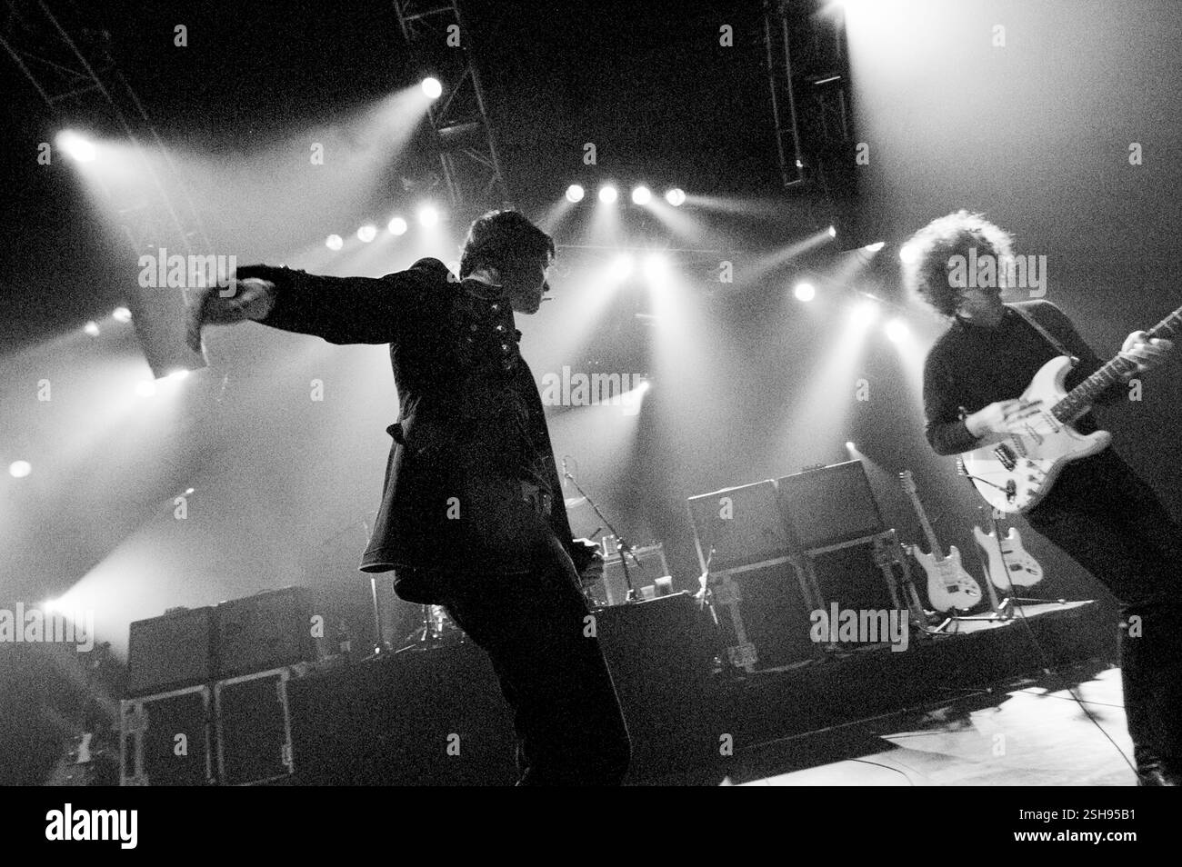 THE STROKES, ROOM ON FIRE TOUR, 2003: Julian Casablancas und Albert Hammond Jr aus THE STROKES live auf der Room on Fire Tour in der Cardiff International Arena, 3. Dezember 2003. Foto: ROB WATKINS Stockfoto