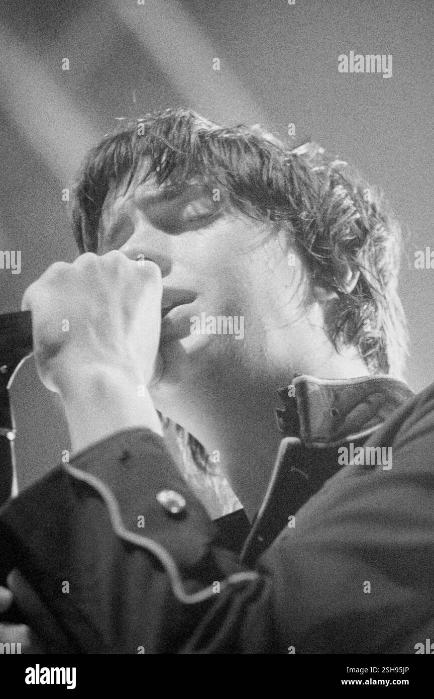 THE STROKES, ROOM ON FIRE TOUR, 2003: Julian Casablancas from THE STROKES live auf der Room on Fire Tour in der Cardiff International Arena, 3. Dezember 2003. Foto: ROB WATKINS Stockfoto