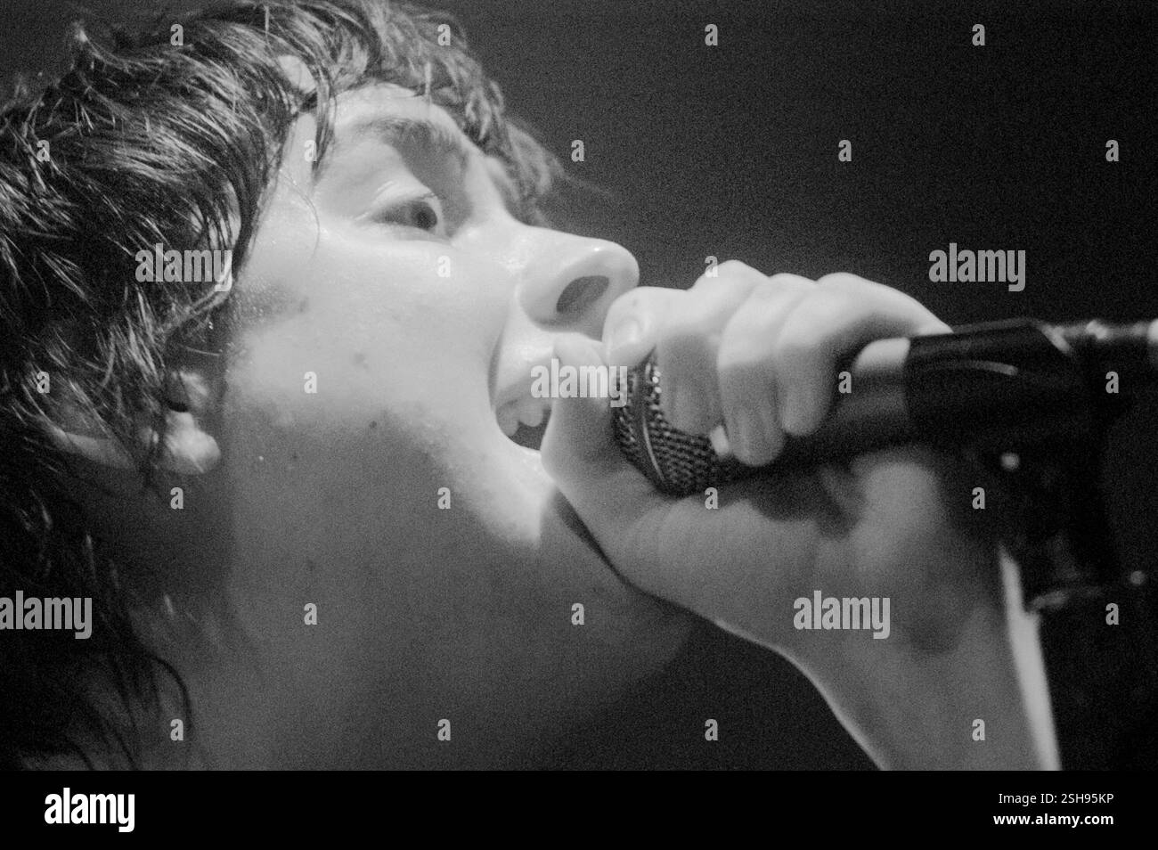 THE STROKES, ROOM ON FIRE TOUR, 2003: Julian Casablancas from THE STROKES live auf der Room on Fire Tour in der Cardiff International Arena, 3. Dezember 2003. Foto: ROB WATKINS Stockfoto